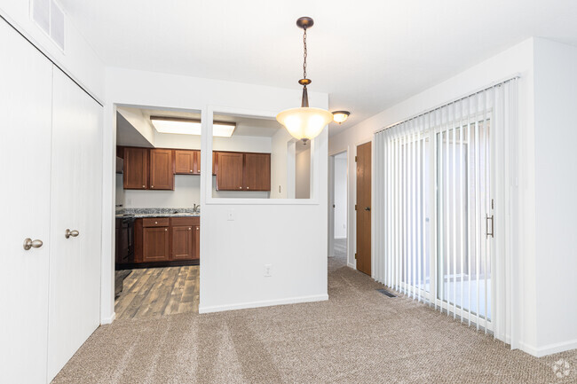 2BR, 1.5BA - 930SF - Oakmont Apartments