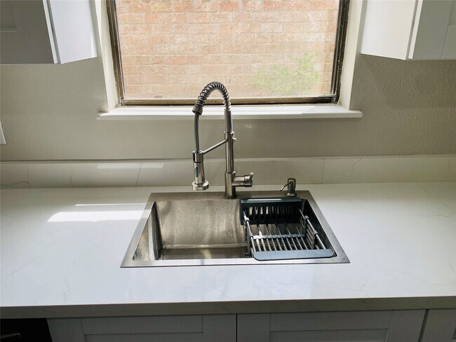 Foto del edificio - 2819 Colony Dr