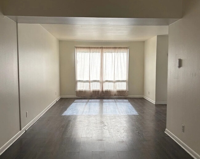 Building Photo - Spacious 3 Bedroom 2 Bath Townhome with Garage Available Now – Great Location!