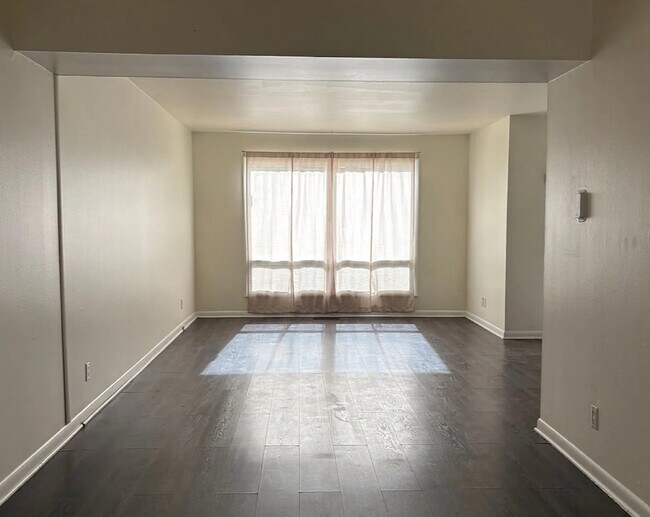 Foto del edificio - Spacious 3 Bedroom 2 Bath Townhome with Garage Available Now – Great Location!