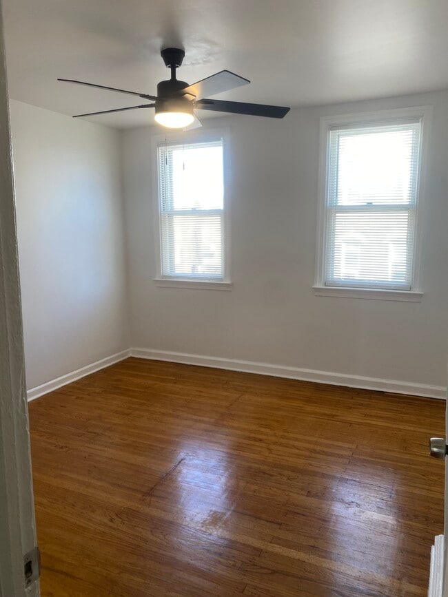 Main bedroom - 3241 Edgemont St