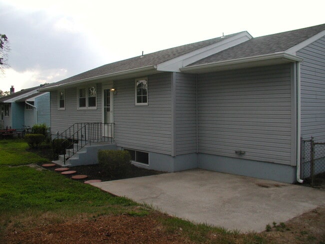 Building Photo - Gorgeous 3 bedroom 2 bath rancher!