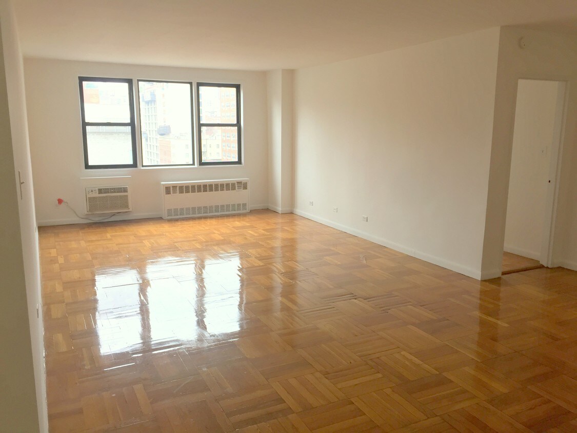 Primary Photo - 150 E 18th St
