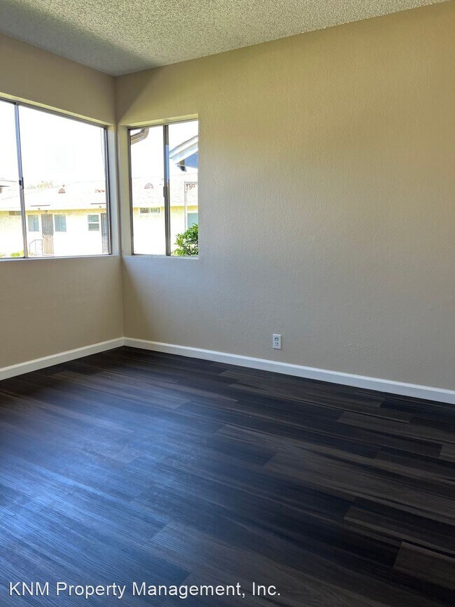 Building Photo - 2 br, 1.5 bath House - 458 E. 234th Walk