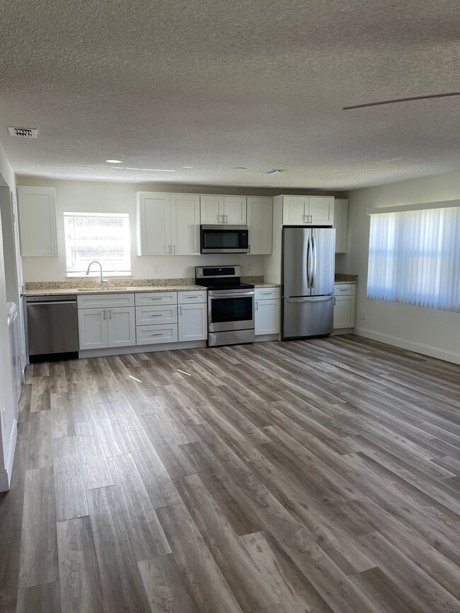 Building Photo - Remodeled 2bedroom 2bath condo located in ...