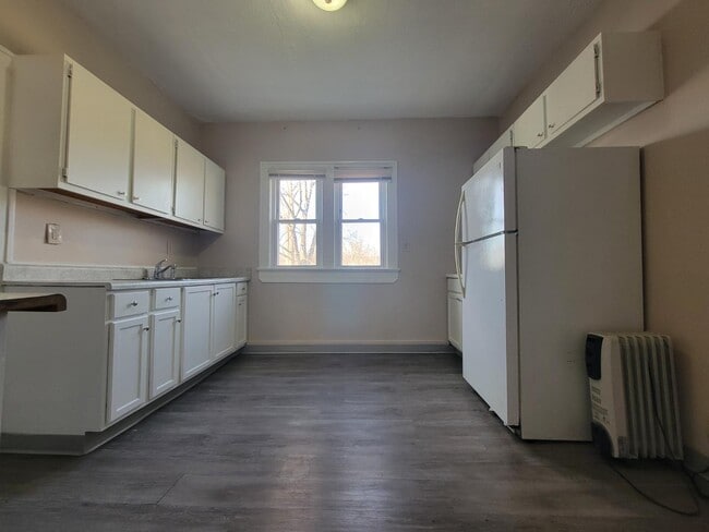 Building Photo - 299 Lloyd St