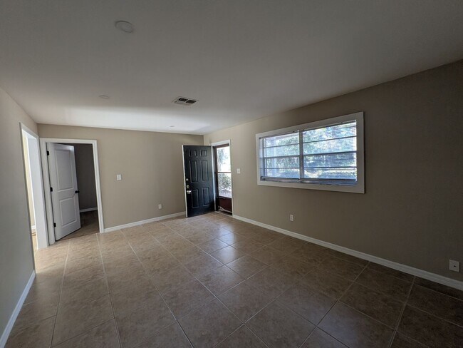 Foto del edificio - 3351 N Bay Ave