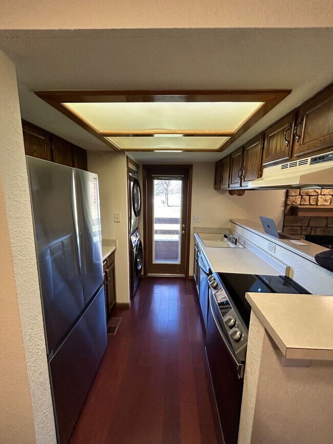 Building Photo - Charming Ground Floor Condo in a Serene Co...