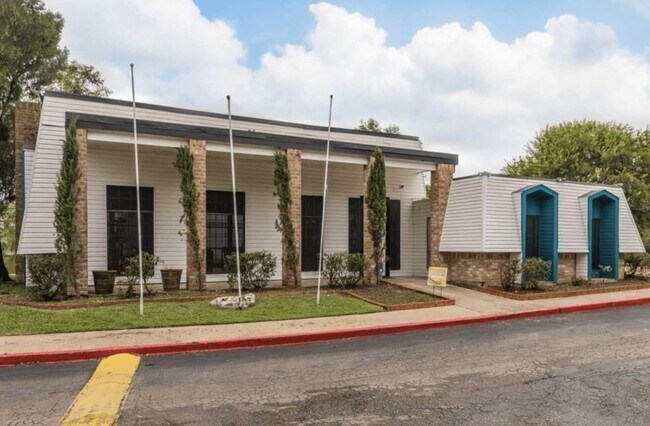 Building Photo - 1124 Rutland Dr