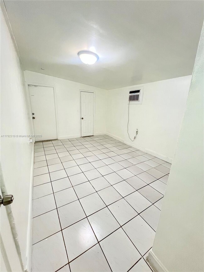 Building Photo - 2 bedroom in West Park FL 33023