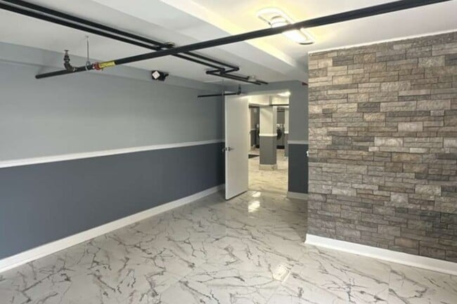 Deerfield Laundry Entry - Deerfield Westerlea