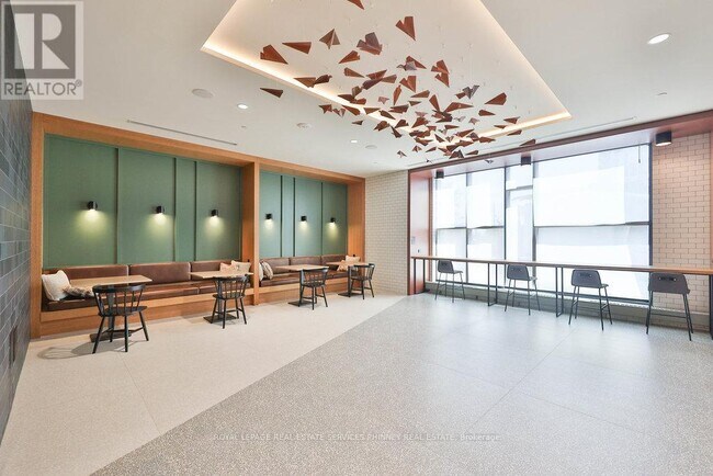 Photo du bâtiment - 2495 Eglinton Ave W