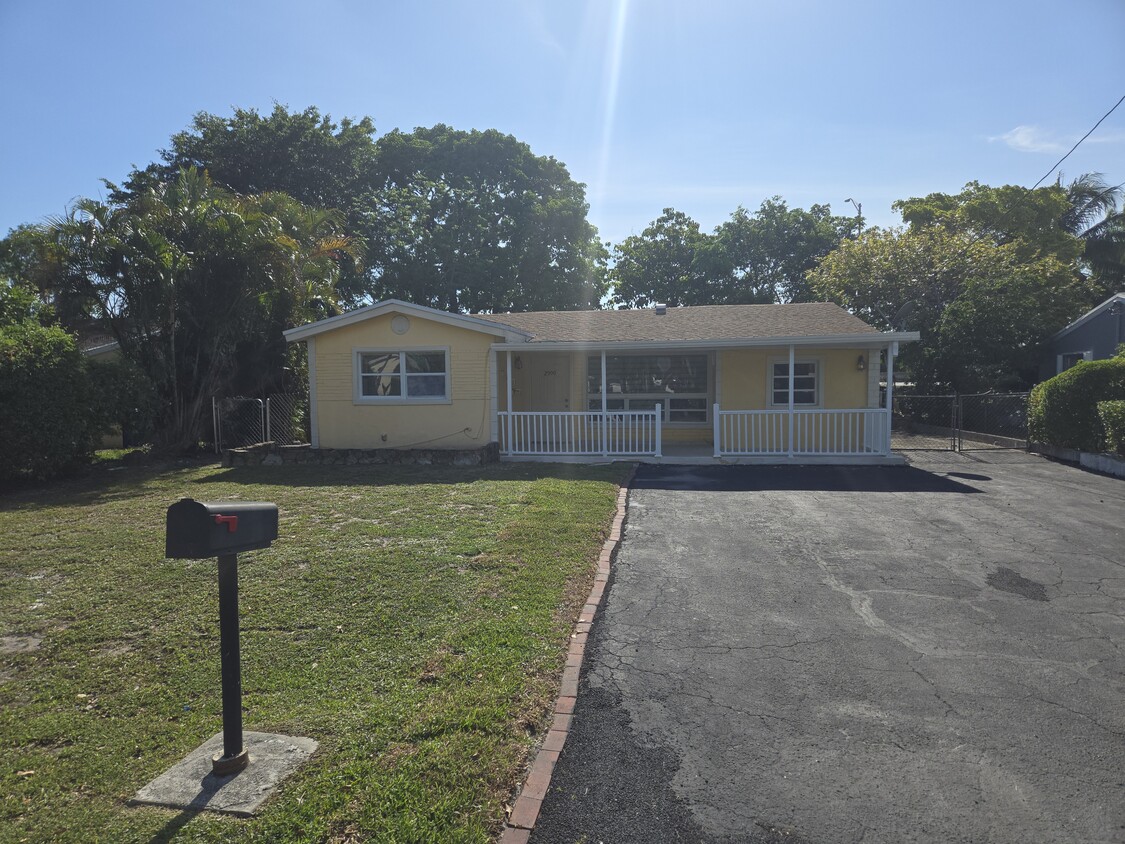 Primary Photo - 2900 Sunshine Blvd