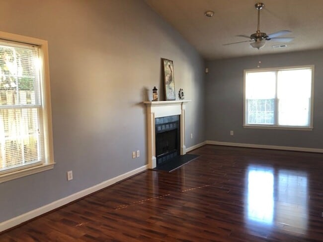 Foto del edificio - Charming 3 BR/2 BA Home with 2-Car Garage