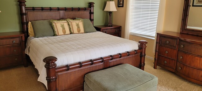 Master King Bed - 725 Rosella Pl