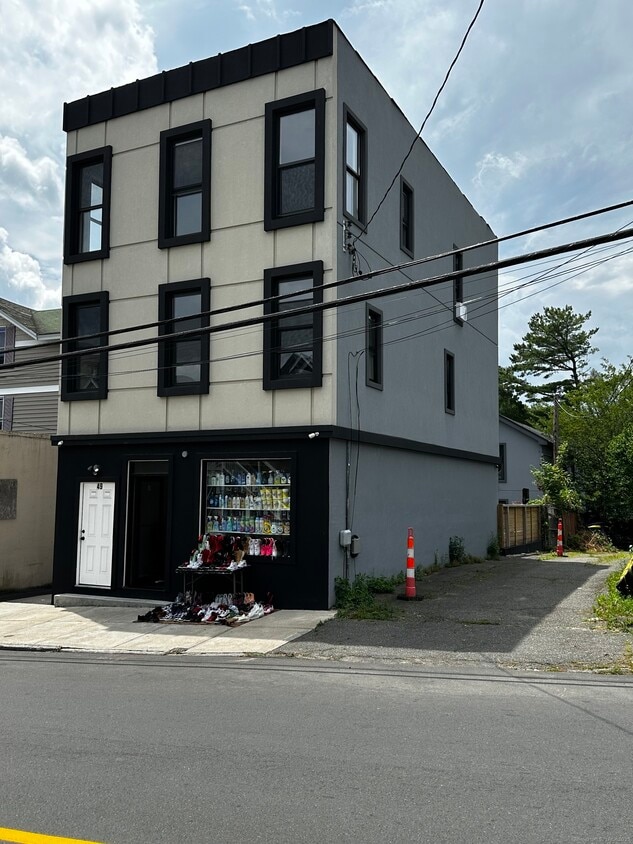 Primary Photo - 49 Hill St