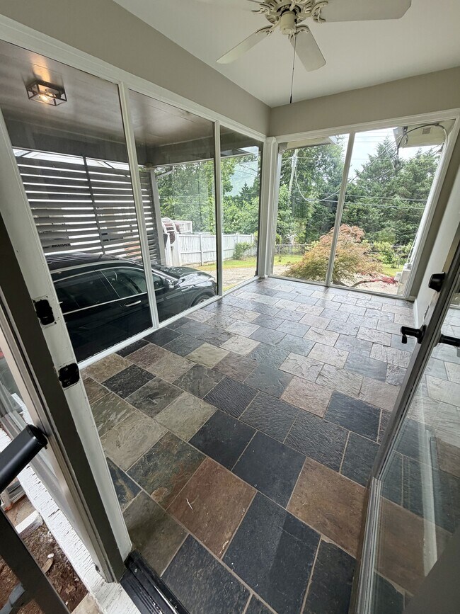 Foto del edificio - 867 Shades Crest Rd