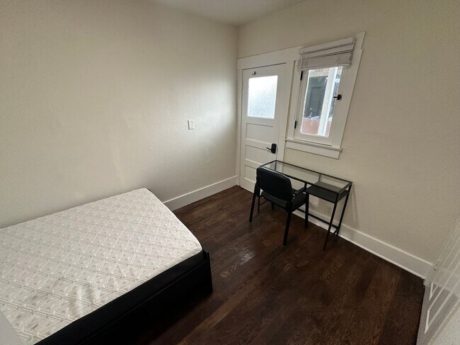 Foto del edificio - 1431 W 24th St