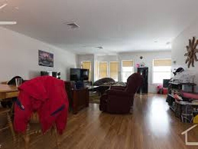 Building Photo - No Brokers Fee, Steps from Boston Lending, In-Unit Washer and Dryer, Central Heat/AC, Parking.