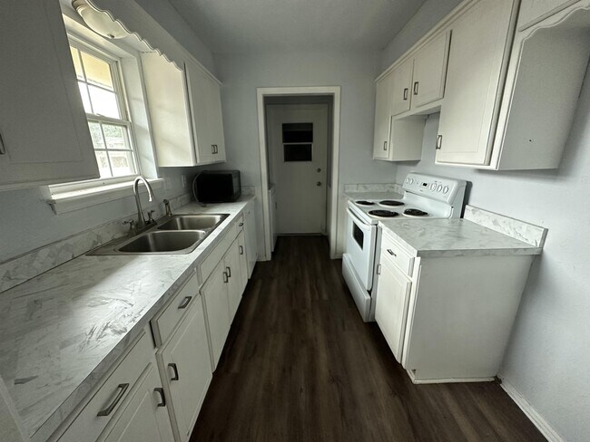 Building Photo - 1912 N Moulton Ct