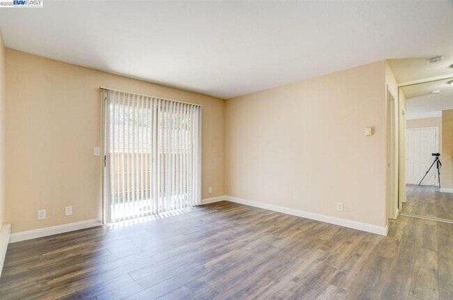 Building Photo - $1990 / 1 BR LOVELY REMODELED CONDO IN CEN...