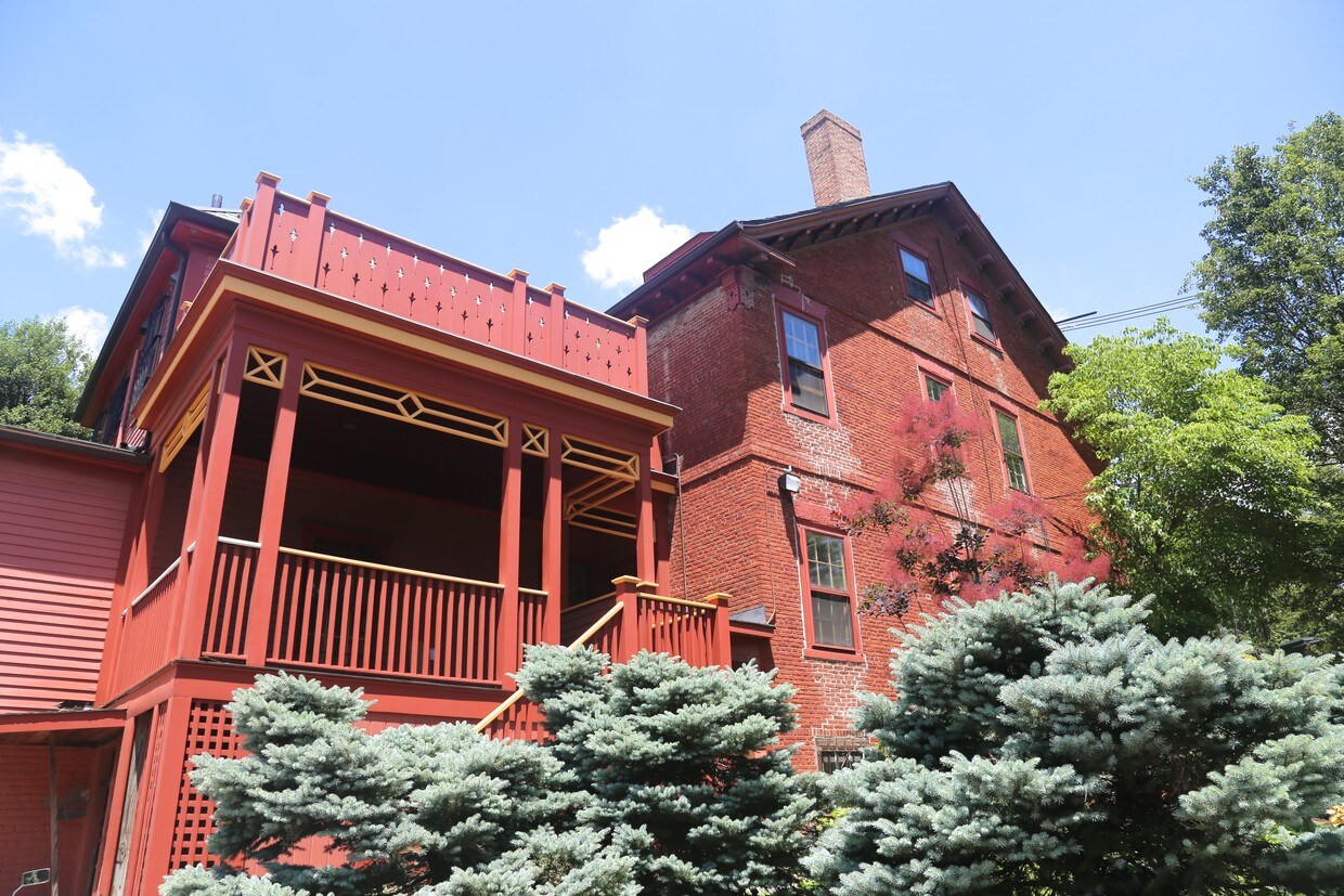 Primary Photo - 392 Benefit St