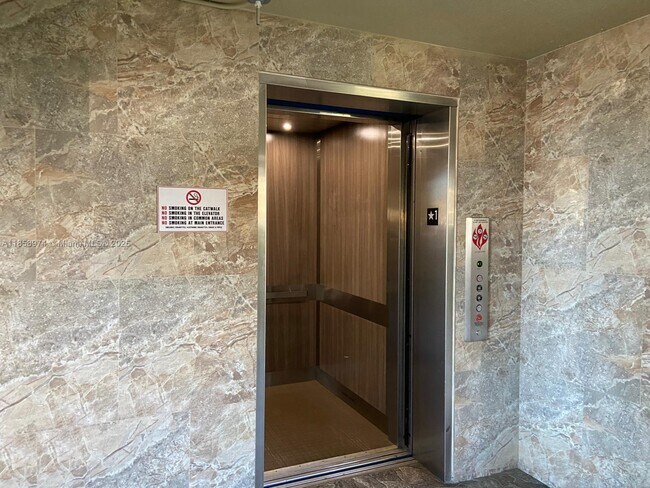 Foto del edificio - 13000 SW 15th Ct