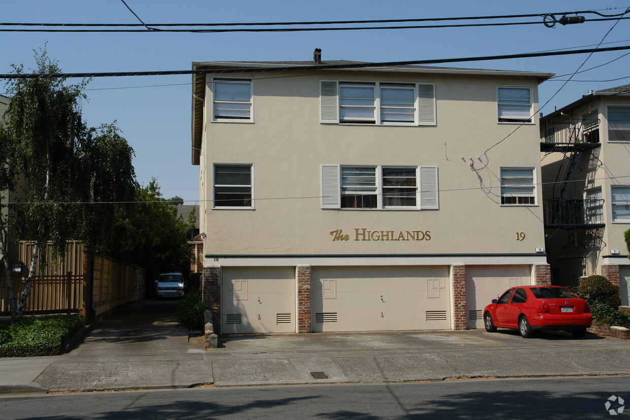 Building Photo - The Highlands