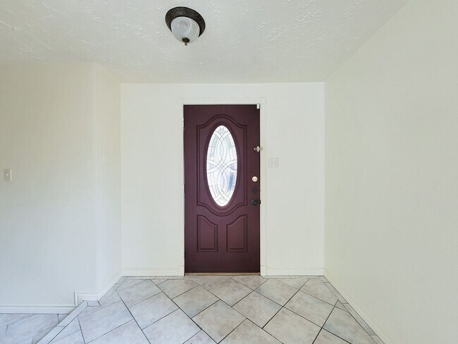 Building Photo - Welcome to this beautiful 2 story, 4 bedroom 2.5 bath home. Spacious living area with high ceilin...