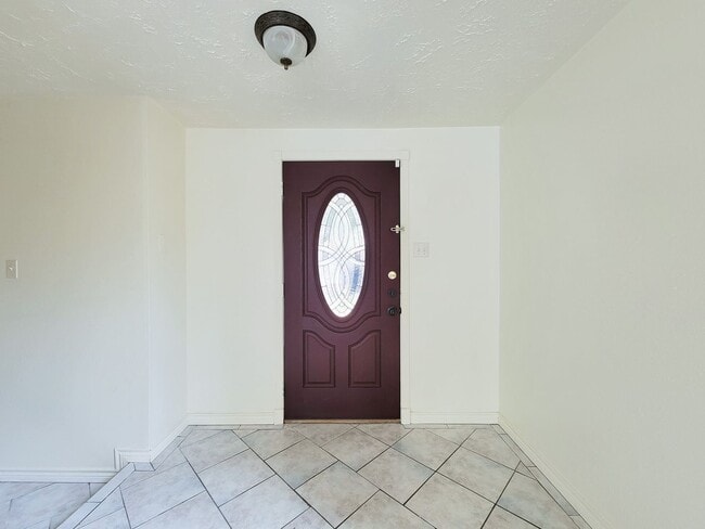 Foto del edificio - Welcome to this beautiful 2 story, 4 bedroom 2.5 bath home. Spacious living area with high ceilin...