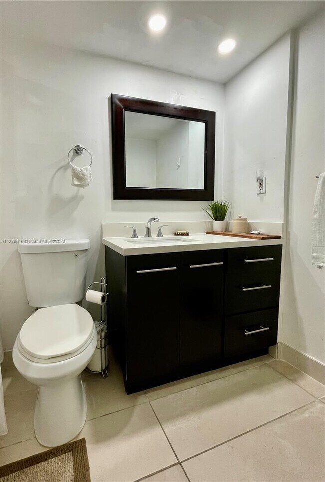 Building Photo - 3675 N Country Club Dr