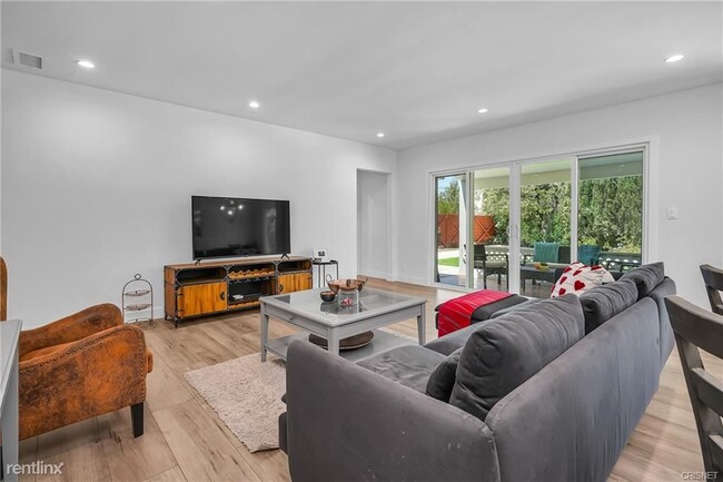 Building Photo - 3 br, 3 bath House - 22015 Mulholland Way