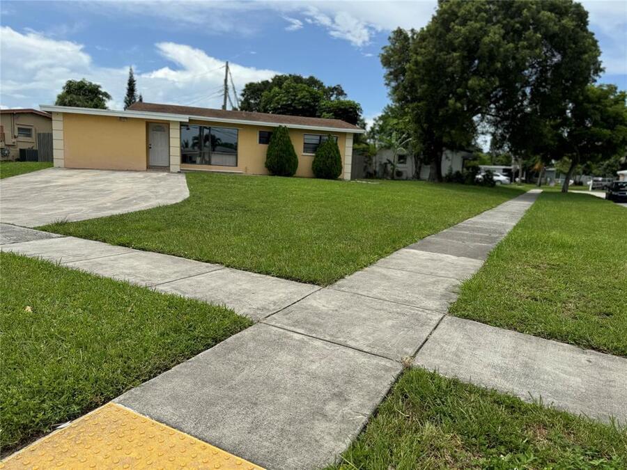 Foto principal - 6101 NW 18th St