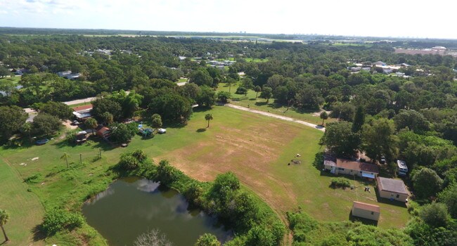 Facing Treasure Coast International Airport - St Lucie Cottages