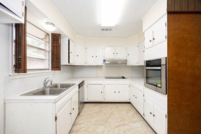 Building Photo - 12114 Tams Dr