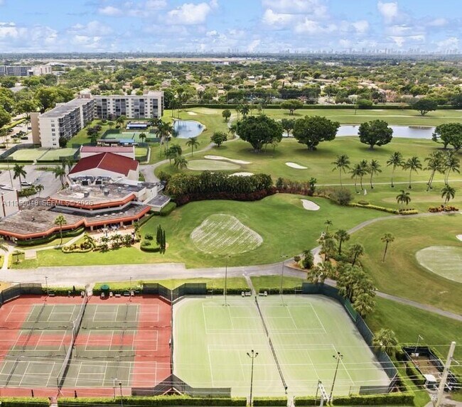 Foto del edificio - 300 S Hollybrook Dr