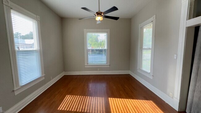 Sala de estar - 102 Paul St