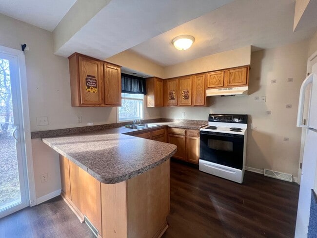 Building Photo - 2 Bedroom Duplex in Davenport