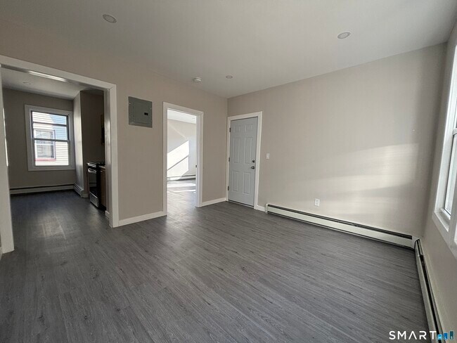 Foto del edificio - 82 Waldorf Ave