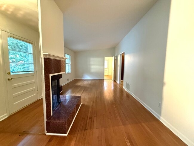 Building Photo - Vintage ranch with loads of charm!