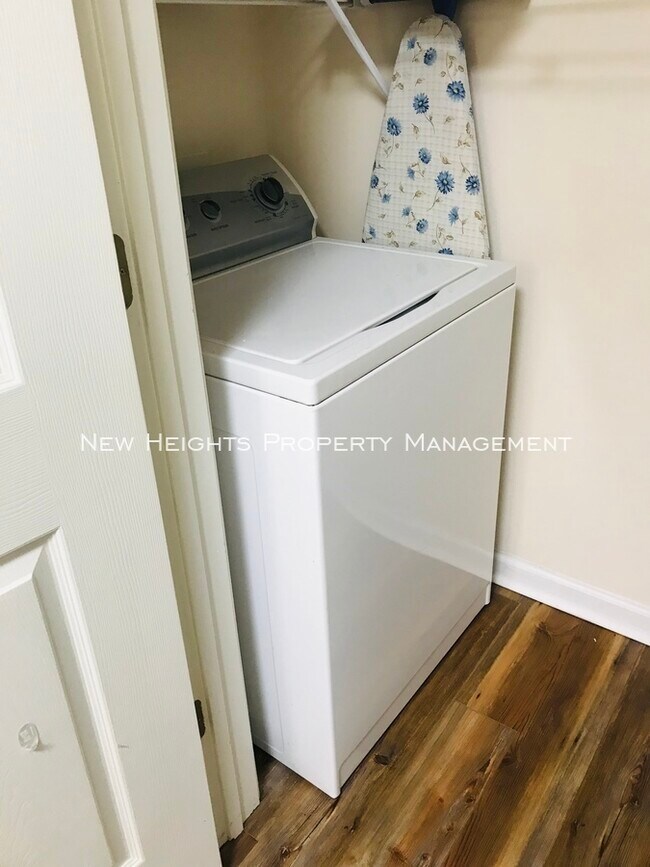 Building Photo - 1600 Long Grove Dr