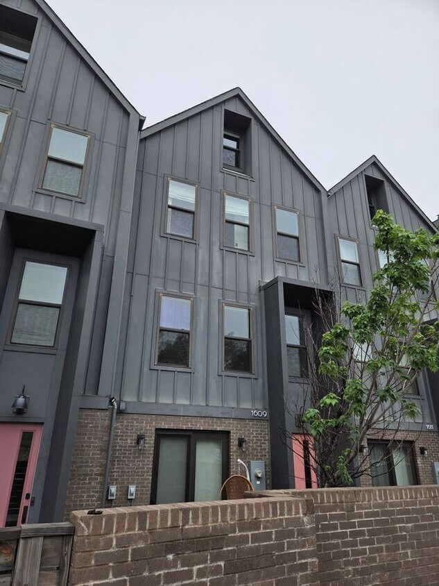 Foto del edificio - 3 Bedroom Modern Luxury Living in the Heart of Villa Heights