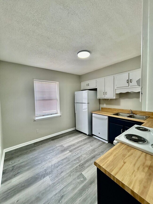 Interior Photo - 2 Bed/1.5 Bath Apartment-Rossville, GA