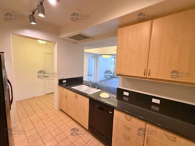Building Photo - Top Floor 2BD/2BA Condo