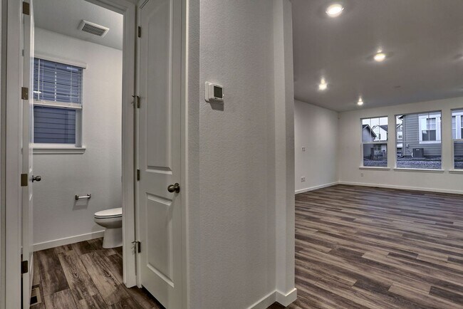 Building Photo - 4 Bedroom in Mosaic Subdivision