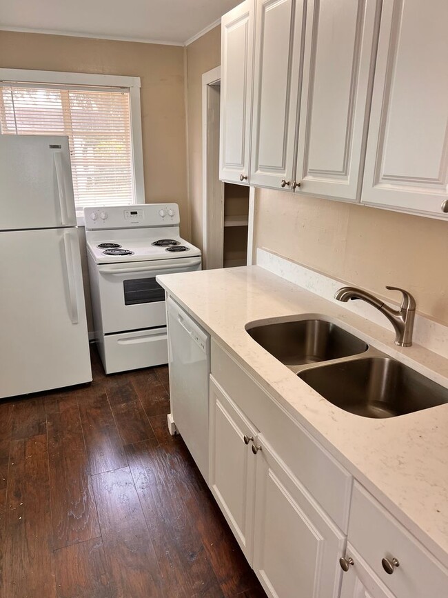 Building Photo - 38443 6th Ave Zephyrhills, FL 33542 MOVE-I...
