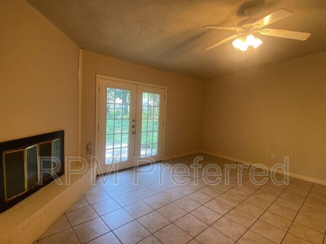 Building Photo - 13111 Maxim Dr