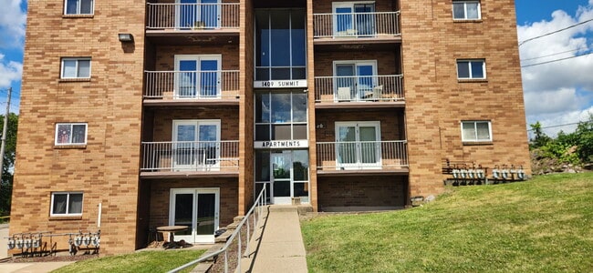 Building Photo - 1409 Summit St