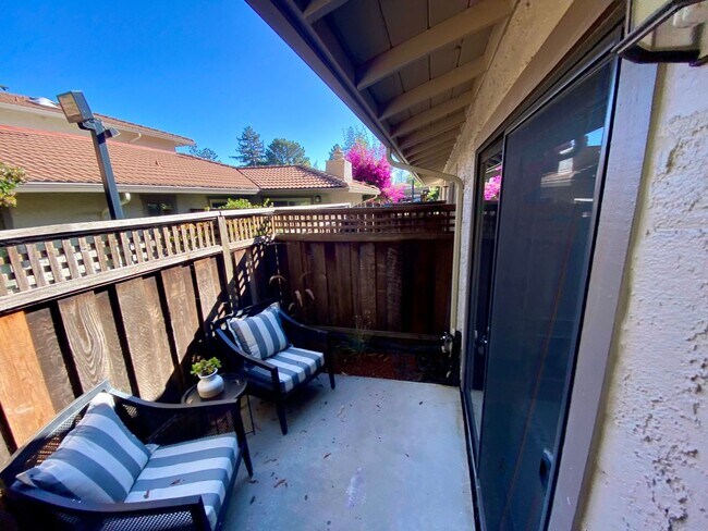 Building Photo - New Remodel 3/2 condo walk to UCSC.