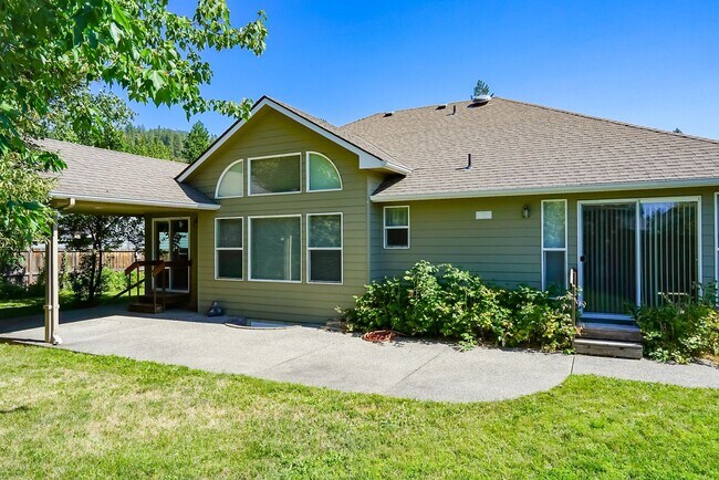 Building Photo - 4 Bedroom 3 Bath beneath Canfield Mountain!